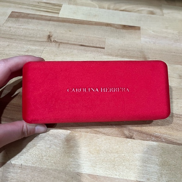 New full inclusion Carolina Herrera pearl frame sun glasses - Picture 8 of 8